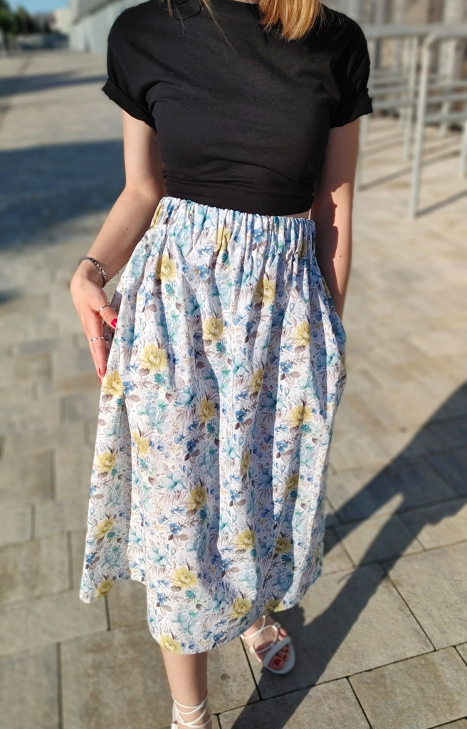 riasená dámska kvetovaná sukňa s vreckami