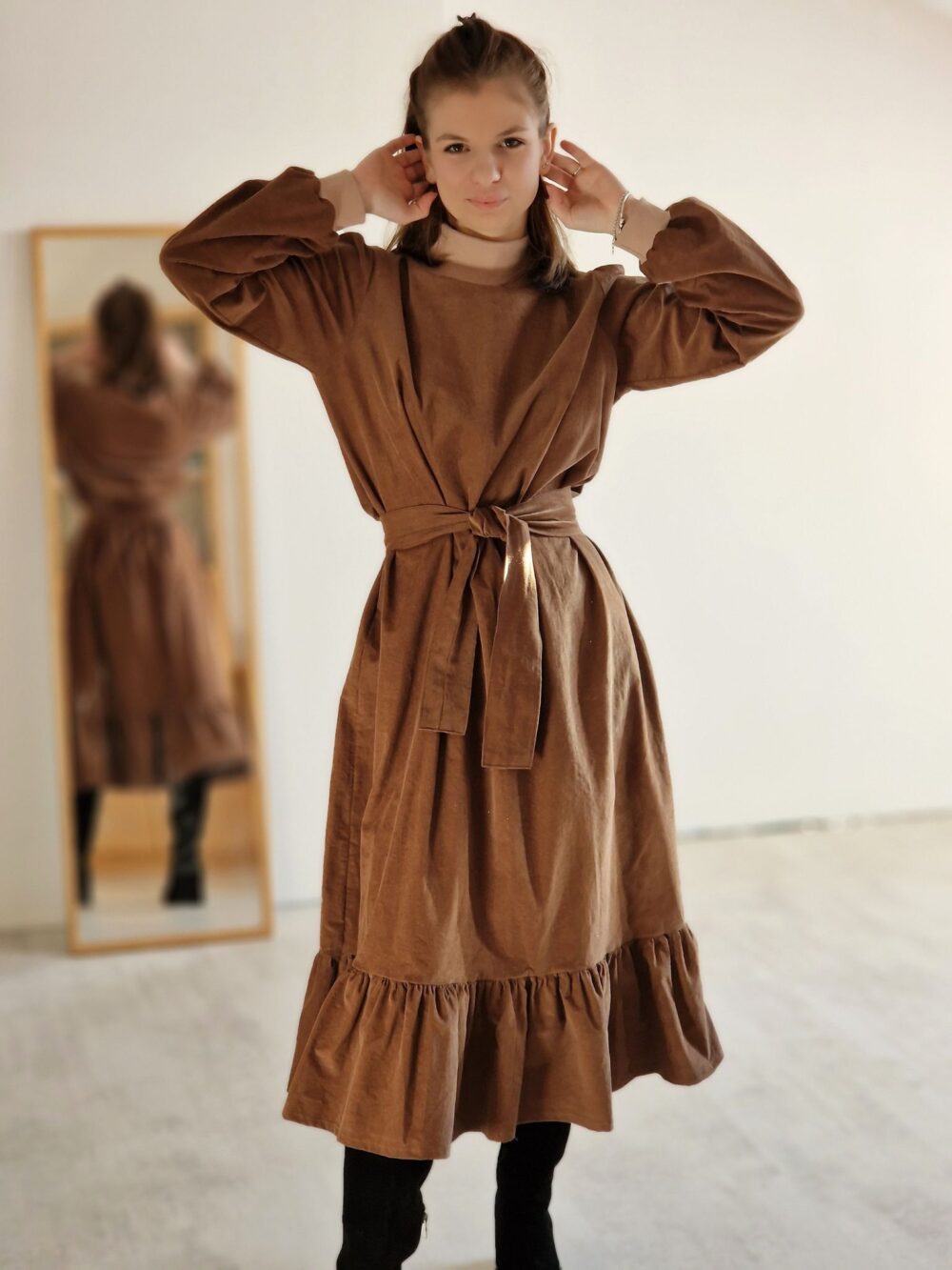 hnedé volánové šaty dámske menčestrové s opaskom dlhý rukáv