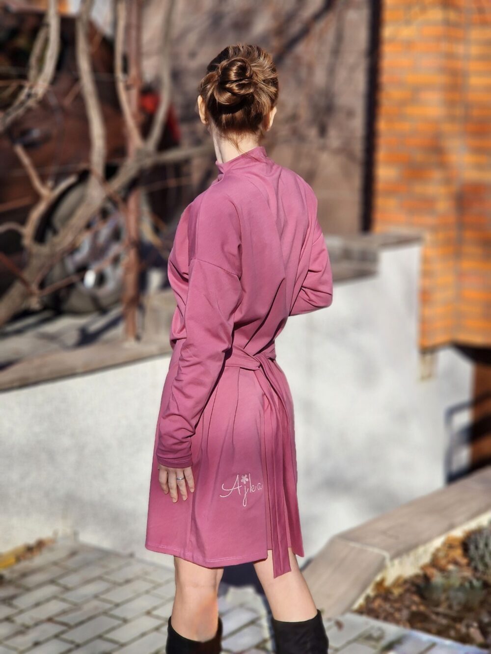 dámske úpletové šaty nad kolená ružová farba s opaskom stojačik midi dĺžka dlhý rukáv